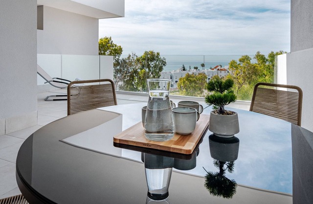 Modern apt. with terrace & sea view, gym & jazucci