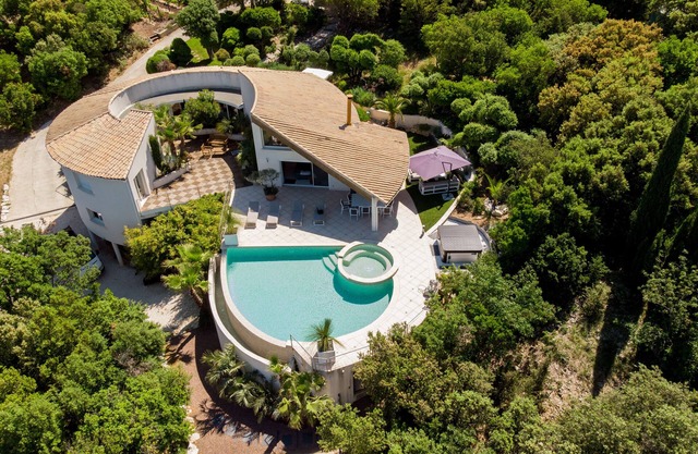 Modern architect Villa, with swimming pool, very nice and wooded garden and view