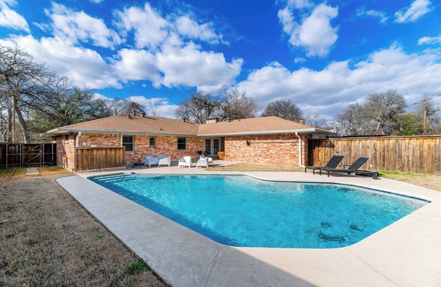 Modern Art House: 3-Bedroom Home Private Pool!