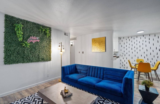 Modern Austin Retreat with King Bed, Walk to UT & Minutes from Downtown!