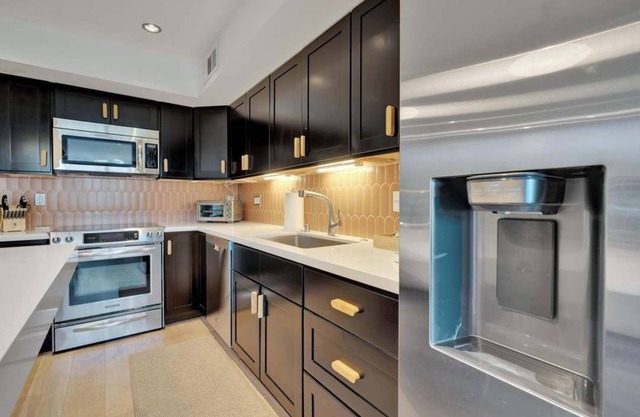 Modern, beautiful 2-bedroom condo in the heart of El Paseo, Palm Desert.