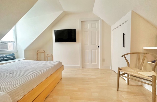 Modern BEAUTIFUL STUDIO Fully Renovated - No Full Kitchen - Yes Fridge