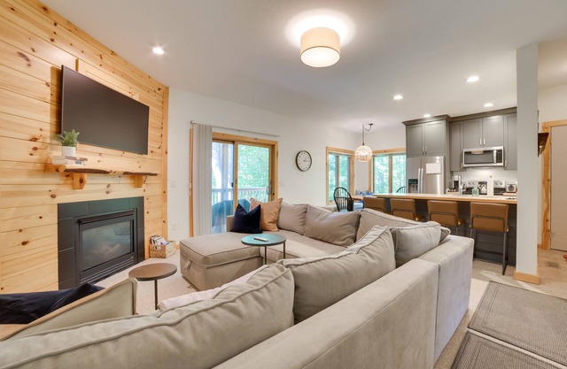 Modern Bellaire Condo: Pool Access, Near Skiing!