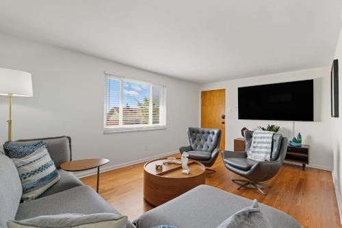 Modern Bellevue Retreat Near Stadiums & Downtown