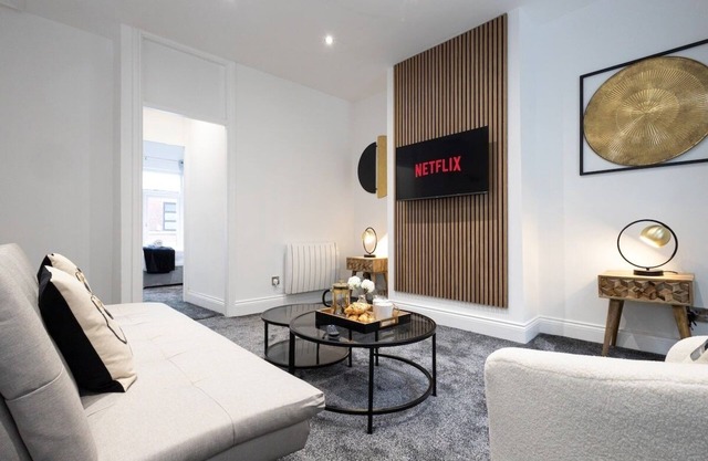 Modern Bolton Retreat - Stylish Comfort - Flat B