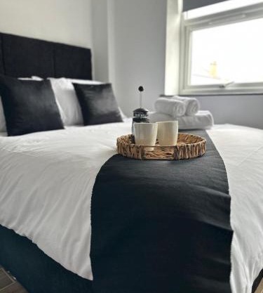 Modern Borehamwood Flat - 2 Min Walk to Station