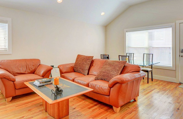 Modern Brentwood Guest House - Minutes to Burnet Road Restaurants & UT