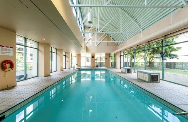 Modern & Bright Downtown Haven ~ Pool ~ Gym ~ Pkg!