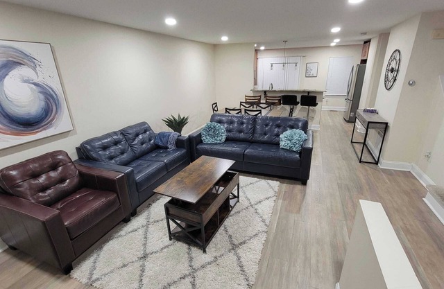Modern & Bright TH Near Dulles Airport Free Parking