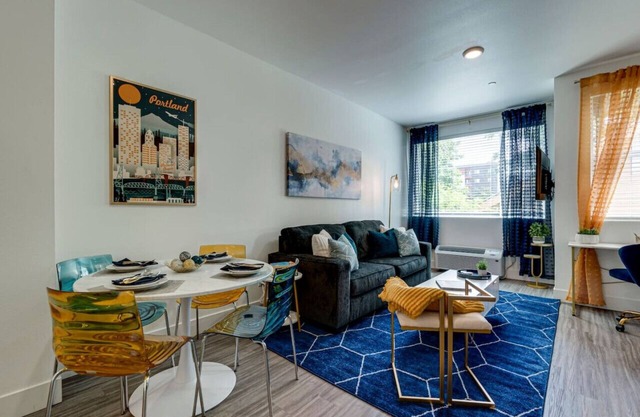 Modern & Bright Walkable Alberta Condo, Fast WiFi
