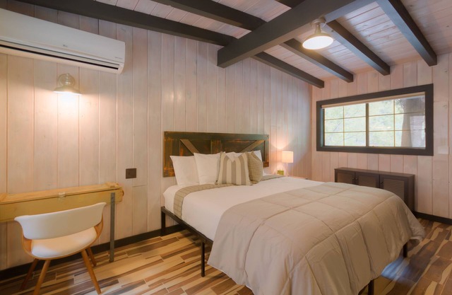 Modern cabin for 4 with views of the red rocks and next to Slide Rock State park