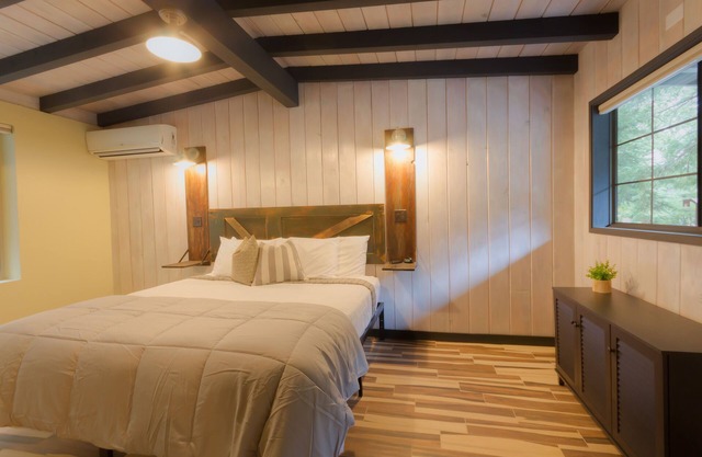 Modern cabin for 4 with views of the red rocks and next to Slide Rock State park