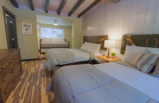 Modern cabin for 6 with views of the red rocks and next to Slide Rock State park