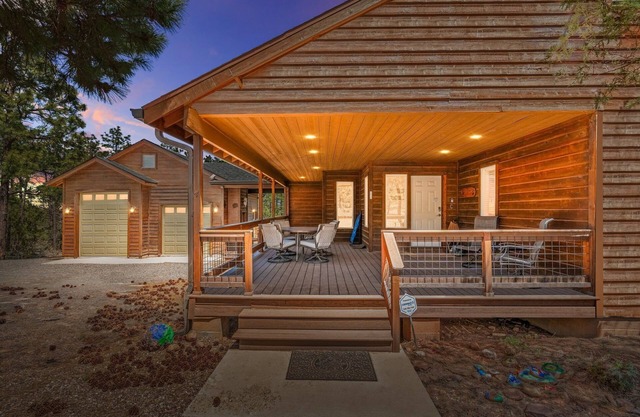 Modern Cabin in Show Low, AZ: Sleeps 10 - Perfect for Family Getaways!