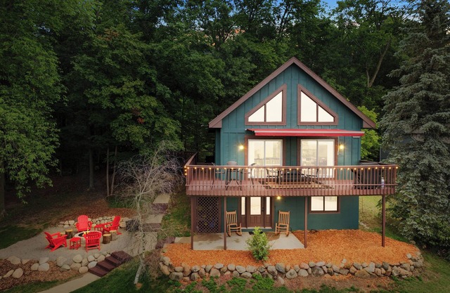 Modern Cabin-Stunning Fall Views-Hot Tub-Game Room-FirePit-Pet Friendly!