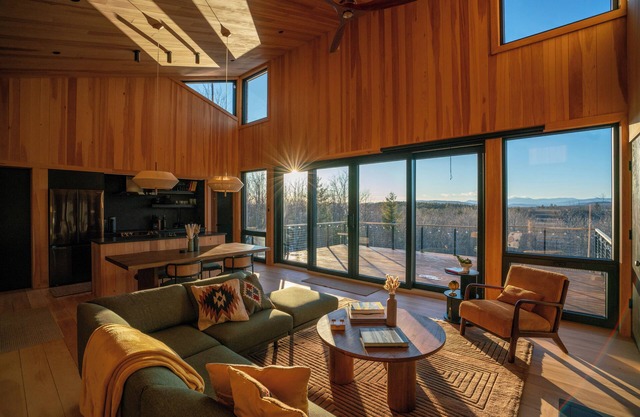 Modern Cabin w/Amazing View + Hot Tub + Record Player