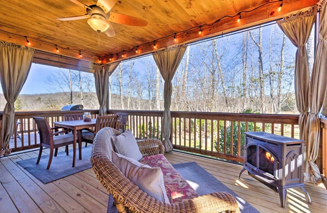 Modern Cabin w/Deck, Grill & Chinquapin Amenities