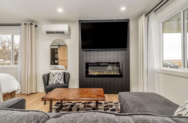 Modern cabin with King Bed, full kitchen and laundry.