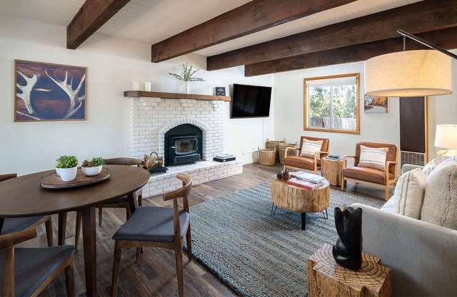Modern Cabin with hot tub, game room and fire pit
