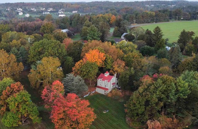 Modern carriage house, renovated w beautiful views - Sleeps 6