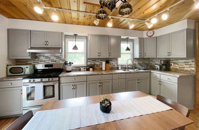 Modern Catskills Oasis w Pool and Bar Hall