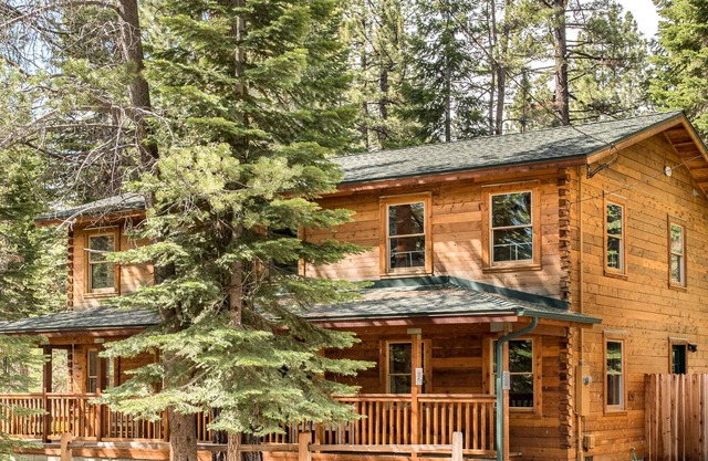Modern Cedar Log Cabin w/ Hot Tub, Sauna & Pool Table
