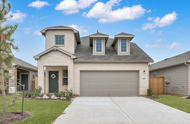 Modern Central 5 Bdrm Home W/Fenced Backyard
