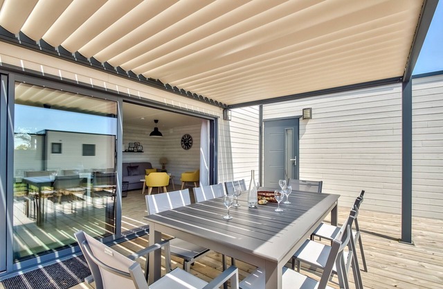 Modern chalet for 8, residence with heated pool