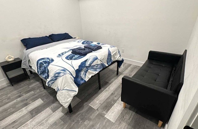 “Modern Chic 1-Bedroom Apartment – Sleeps 3"