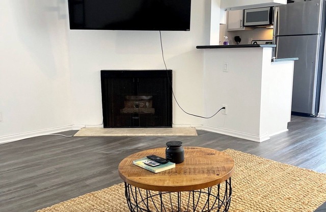 Modern Chic 1br apartment in the Heart of Beverly Hills