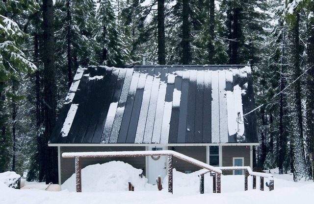 Modern-Chic Cabin. 8mi to Lassen. EV Charging, Pet Friendly!
