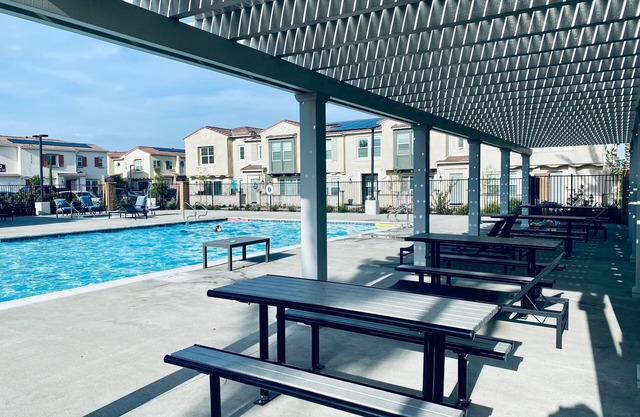 Modern Chic Home w Shared Pool by Kaiser Speedway - Honest Homes