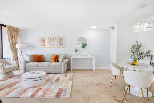 Modern & Chic Ocean View Waikiki Beach with Parking!