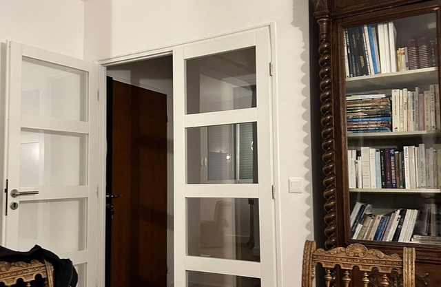 Modern chic Parisian apartment. close to major attractions! Salut!
