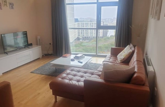 Modern City-Centre Apartment with Stunning Views & Free Parking