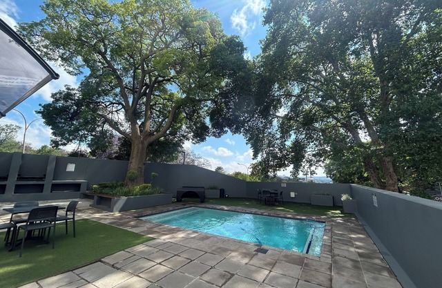 Modern City Escape 5min from Rosebank mall Fast WiFi Parking Pool Cinema