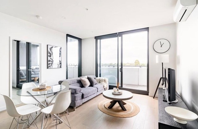Modern Clayton apartment close to uni and hospital