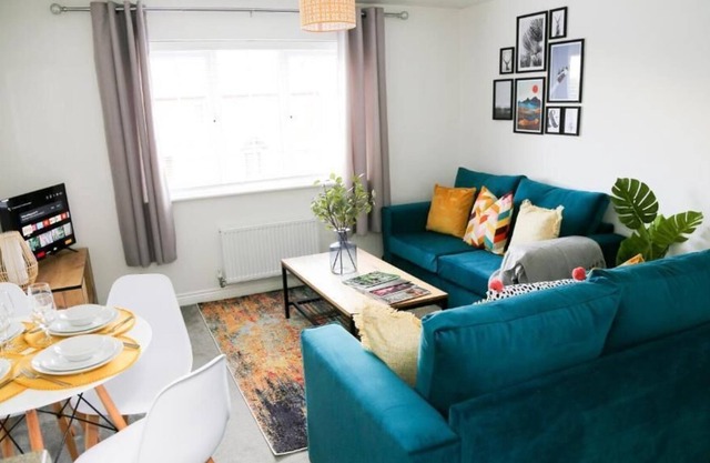 Modern coach house with free parking & wifi