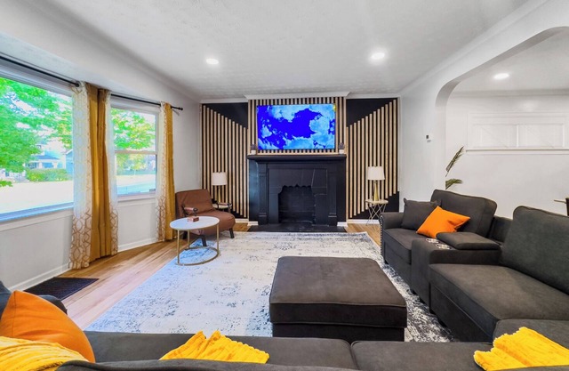 Modern Comfort Near Clinic & Downtown, King Bed!