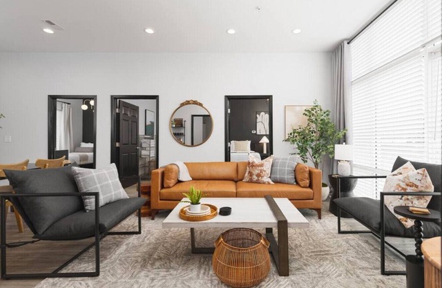 Modern Comfort, Only 1.9 Mile to Downtown Broadway