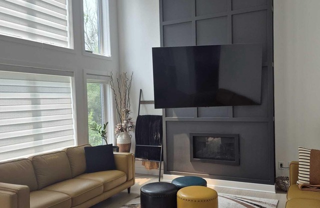 Modern Comfort + Private View. 30 mins to Ottawa downtown and Airport.