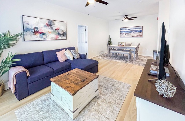 Modern & Comfy-Close to Shopping, Christmas Village & Beaches, easy GF access