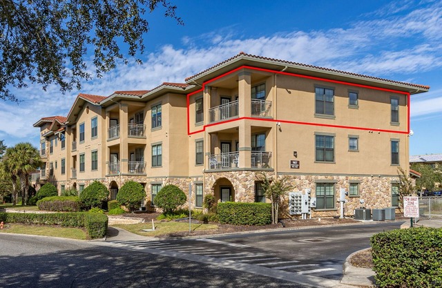 Modern condo close to restaurants and food store and only 25 minutes to Disney.