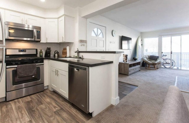 Modern Condo-Furnished Monthly-Close to Beach! AC