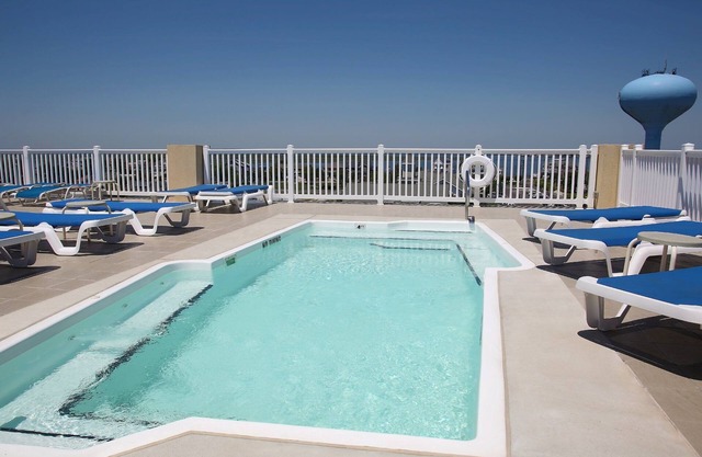 Modern condo - less than 5 min from the beach!