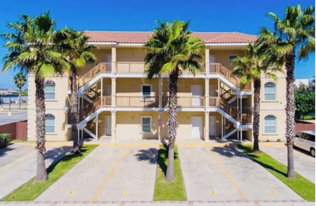 Modern Condo near Beach w/outdoor pool
