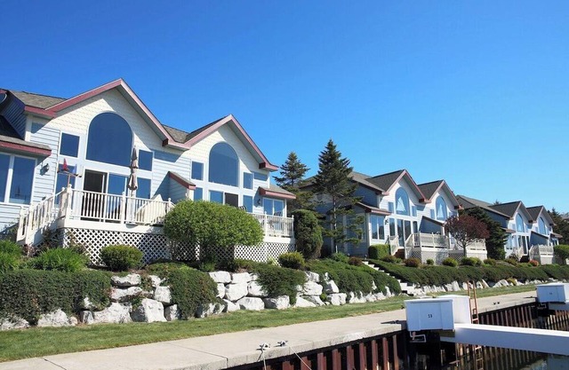 Modern Condo w/Harbor views and Community Pool