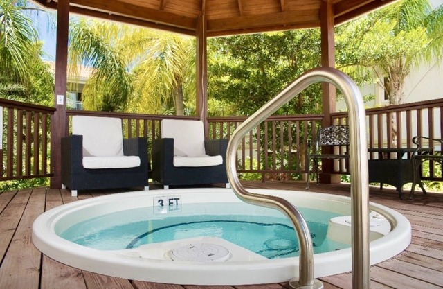Modern Condo w/resort amenities. Steps from Grace Bay Beach