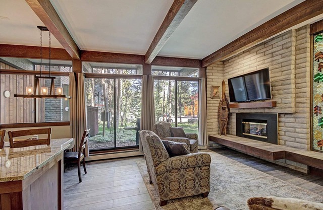 Modern Condo, Walk to Downtown/Lifts!