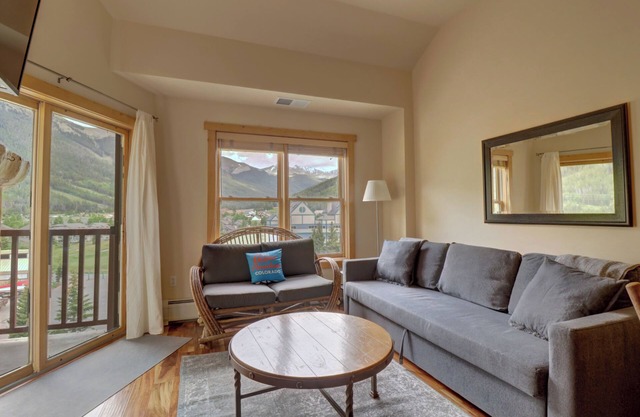 Modern Condo with Amazing Views, Next to the Lift, Hot Tub Available - CS407
